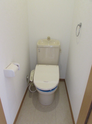 【トイレ】 | 高円寺北４丁目戸建 | 温水洗浄便座。