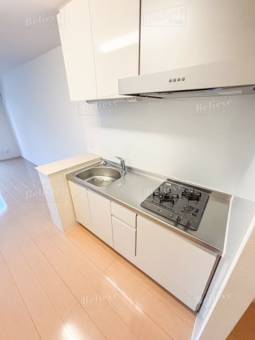 アリス京町壱番館のキッチン|2口コンロ付きの使いやすいシステムキッチンです♪