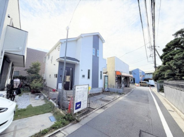 【前面道路含む現地写真】 | 【仲介手数料５０万円ＯＦＦ】■砧南小学区■長期優良認定住宅■ＺＥＨ水準住宅■省エネ性能ラベル■ | 【お得な諸費用サービスキャンペーン中！！】
詳細は「物件概要」の「諸費用」欄をご確認下さい！
■二子玉川駅と成城学園駅を結ぶバス停「永安寺前」２分
■住宅性能評価７項目で最高評価
■ＺＥＨ水準住宅