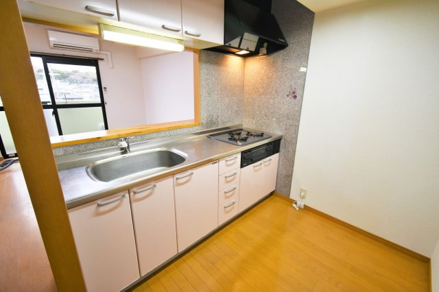 インポート久留米ルビーⅤのキッチン|3口コンロ・グリル付きの使いやすいシステムキッチンです♪