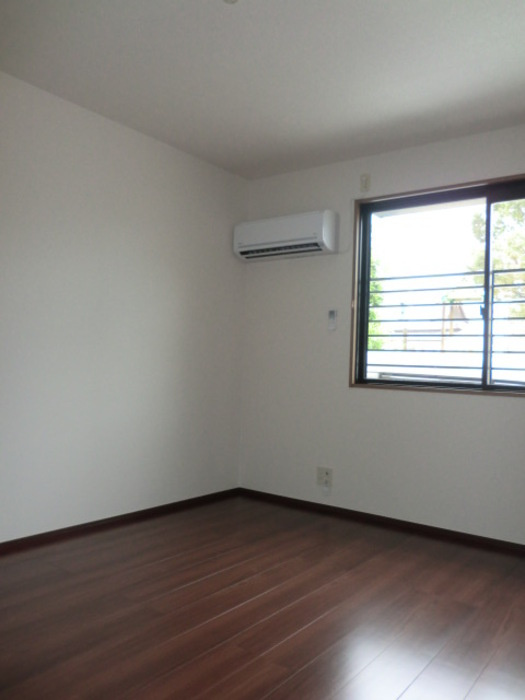 グランドール　A棟の寝室|エアコン付きの寝室です☆