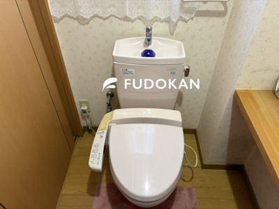 【トイレ】 | 天童市柏木町１丁目【中古住宅】 | トイレは保温便座のウオシュレット付きで節水で経済的です。