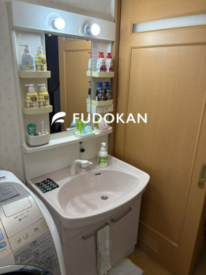 【独立洗面台】 | 天童市柏木町１丁目【中古住宅】 | 洗面台は、スタイリッシュなだけでなく収納力もあります。コンセント付きで、ドライヤーやヘアーアイロンなど朝の準備はスムーズに行えます。