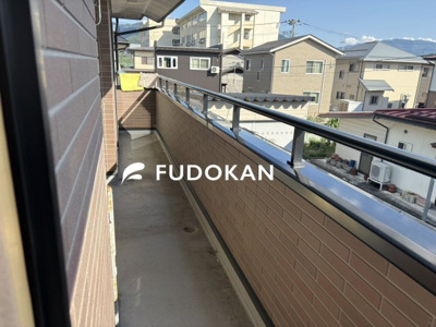 【バルコニー】 | 天童市柏木町１丁目【中古住宅】 | 天気の良い日、洗濯は外干ししたいですよね。お布団の干すスペースとしても活躍します。