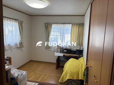 【洋室】 | 天童市柏木町１丁目【中古住宅】 | 洋室もそれぞれ収納スペースが完備されております。お子様は小さいうちは部屋自体が収納として使えますし、将来はお子様にお部屋のプレゼントもできますね。