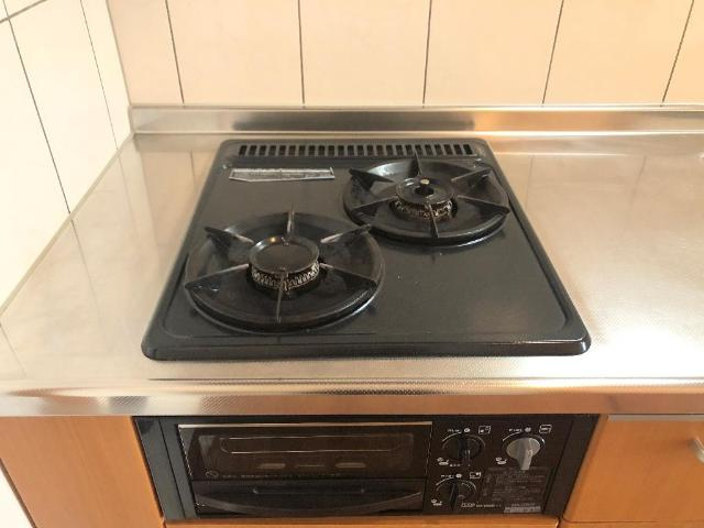 メゾン・アヴォセットのキッチン|グリル付き2口ガスコンロ