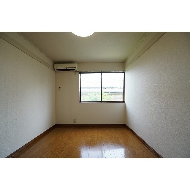 メゾン宮下の居間・リビング|洋室