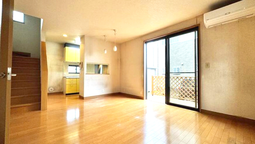 厚木市妻田北1丁目　中古戸建の居間・リビング|ゆったり過ごせる居間です