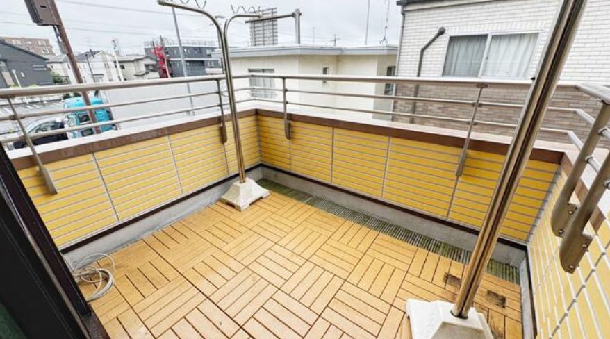 厚木市妻田北1丁目　中古戸建のバルコニー|お洗濯にも便利なバルコニー付き
