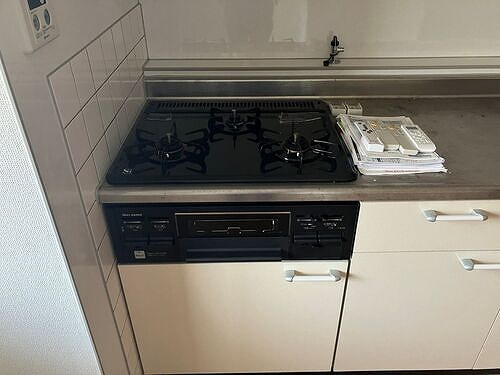 レジデンス船橋のキッチン|ガスコンロ　※同タイプ別部屋２０２５年６月撮影