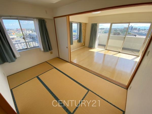 モナーク伊勢崎の和室|和室はLDKと続き間で開放感があります。
引き戸で簡単に仕切れますので状況に合わせた使い方ができます。