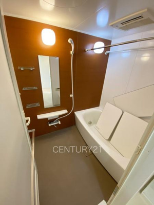 【浴室】 | モナーク伊勢崎 | ゆったりと寛げる大型バスタブ。
足を伸ばしたまま入浴可能です。
浴室乾燥機付きで天候が悪い日でも洗濯をして衣類を乾燥させることができます。