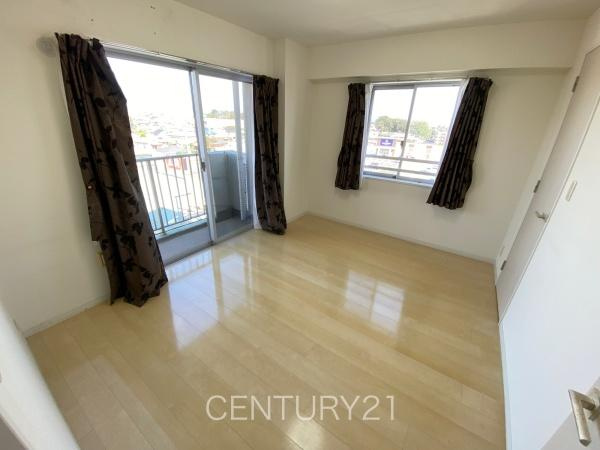 モナーク伊勢崎の洋室|２面採光の明るい洋室です。