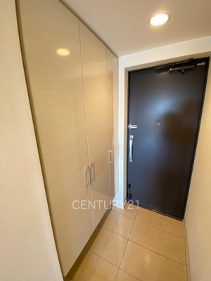 【玄関】 | モナーク伊勢崎 | シューズボックス付きの玄関です。
上部も収納付きで多くの収納が可能です。