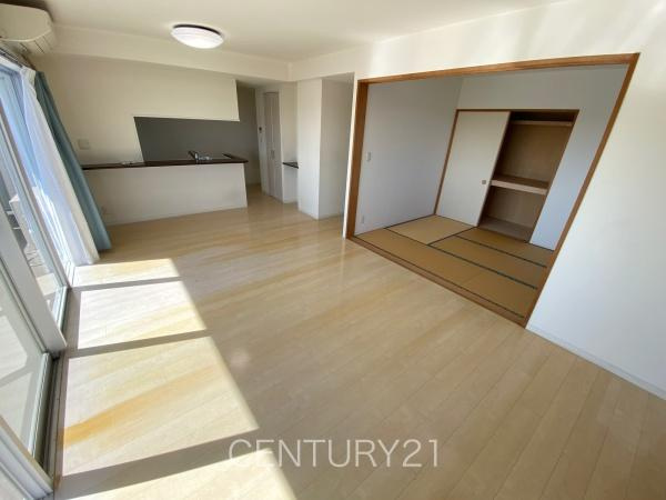 モナーク伊勢崎の居間・リビング|大きいソファーがおける広々リビング