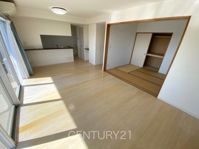 【居間・リビング】 | モナーク伊勢崎 | 大きいソファーがおける広々リビング