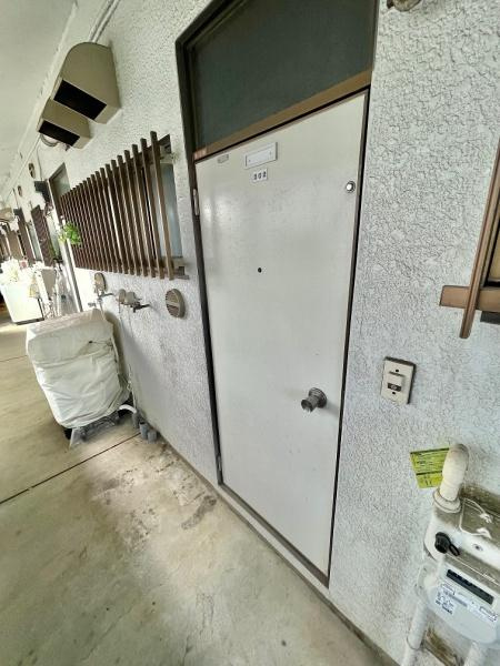 浜フラッツの玄関