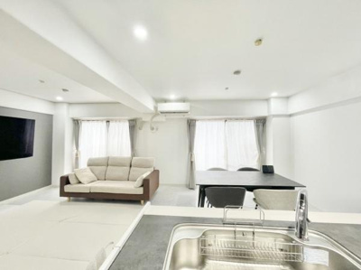 【居間・リビング】 | ライオンズマンション鳳壱番館 | ここにはみんなが集い、食事と楽しい会話が始まる。話に夢中になりすぎて、ついつい時を忘れてしまう。そんな束の間の幸せを感じさせてくれる場所。