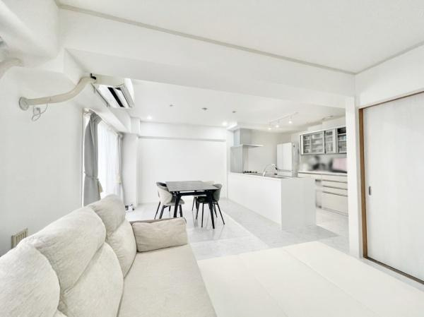 【居間・リビング】 | ライオンズマンション鳳壱番館 | ここにはみんなが集い、食事と楽しい会話が始まる。話に夢中になりすぎて、ついつい時を忘れてしまう。そんな束の間の幸せを感じさせてくれる場所。