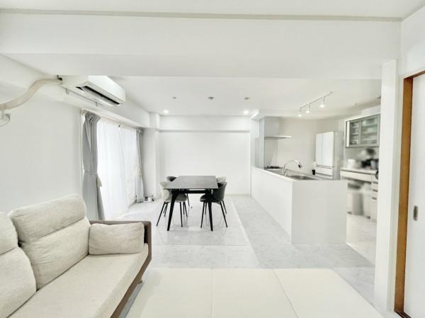 【居間・リビング】 | ライオンズマンション鳳壱番館 | 19.7帖のリビングダイニング。リビングは家族のオアシスへ
毎日家族が笑顔で生活する空間であるリビング。
