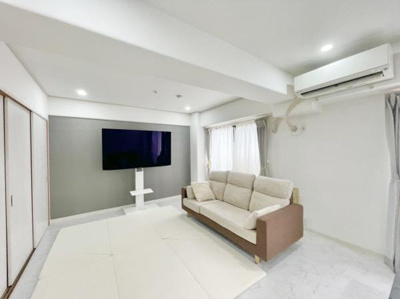 【居間・リビング】 | ライオンズマンション鳳壱番館 | 大型テレビも置ける広々リビングは、陽当りが良く、部屋いっぱいに明るい陽光が広がります。
