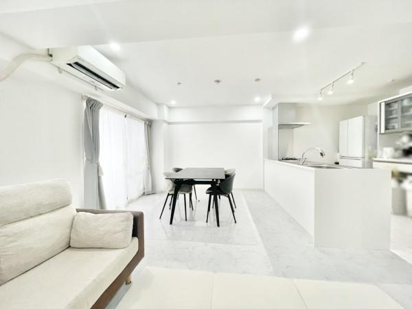 【居間・リビング】 | ライオンズマンション鳳壱番館 | 大型テレビも置ける広々リビングは、陽当りが良く、部屋いっぱいに明るい陽光が広がります。
