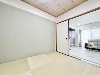 【和室】 | ライオンズマンション鳳壱番館 | DKと隣接した4.5畳の和室。
お子様の遊び部屋・お昼寝スペースとして使うのもオススメです♪
