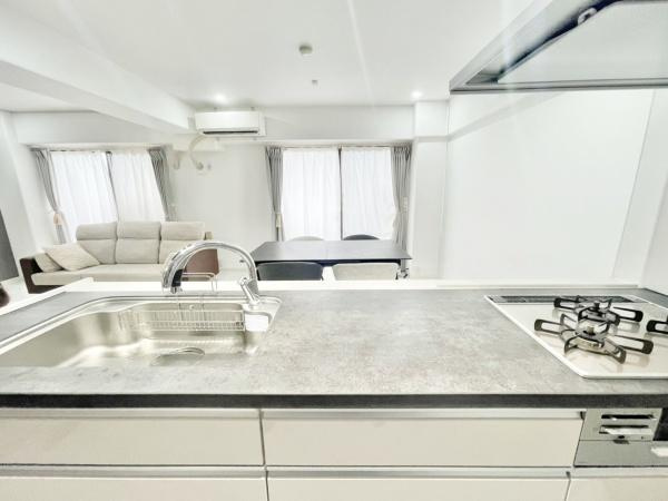 【キッチン】 | ライオンズマンション鳳壱番館 | 三口コンロでお料理がはかどりますね♪日当たりもよく明るいキッチンですのでお料理も気分よくできそうです！