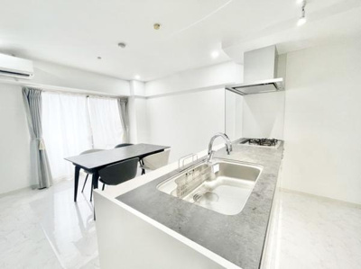 【キッチン】 | ライオンズマンション鳳壱番館 | 見せるキッチン。ダイニングとの空間のつながりが、スペースのゆとりを生み出します♪