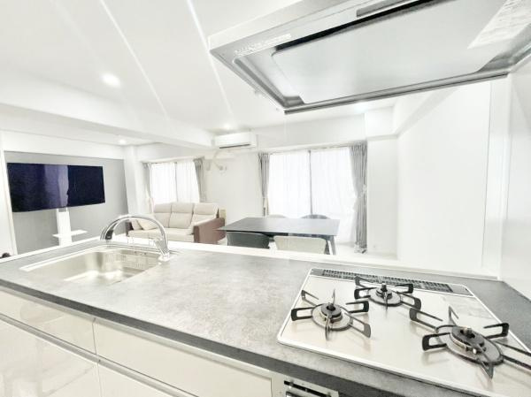 【キッチン】 | ライオンズマンション鳳壱番館 | 見せるキッチン。ダイニングとの空間のつながりが、スペースのゆとりを生み出します♪