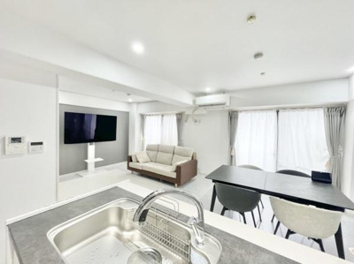 【居間・リビング】 | ライオンズマンション鳳壱番館 | 室内にいても、たっぷりの陽光と爽やかな風を感じて頂けます！
ご家族と穏やかに過ごす、心地の良い時間が流れます。