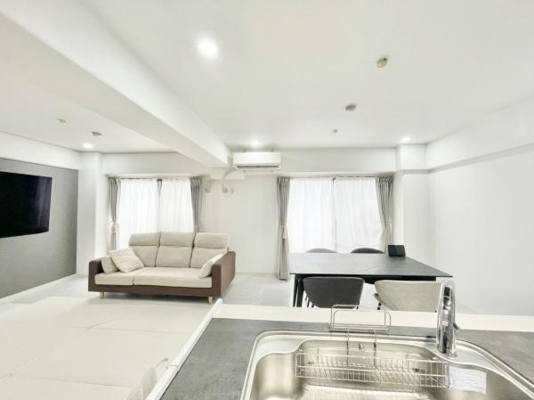 【居間・リビング】 | ライオンズマンション鳳壱番館 | 室内にいても、たっぷりの陽光と爽やかな風を感じて頂けます！
ご家族と穏やかに過ごす、心地の良い時間が流れます。