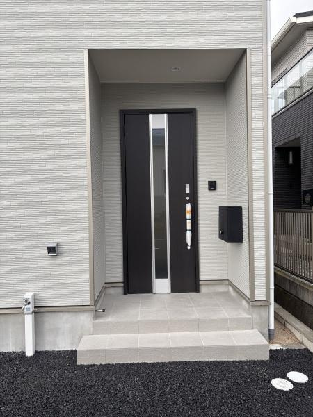 蒲郡市豊岡町第8 全3棟・1号棟の玄関|訪れる人を心地よく迎え入れます。