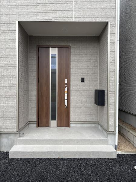 蒲郡市豊岡町第8 全3棟・2号棟の玄関|訪れる人を心地よく迎え入れます。