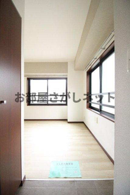 ゼクシア市谷台【11月中旬空き予定】の玄関|明るい玄関です