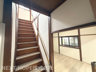 【内装】 | 尼崎市南武庫之荘６丁目中古戸建 | ２階への階段です♪手すり付きで安心・安全に昇り降りができます！