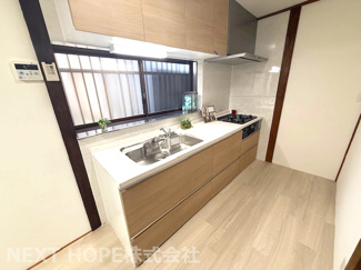 【キッチン】 | 尼崎市南武庫之荘６丁目中古戸建 | 新品のシステムキッチンです♪収納力も有り、使い勝手も良いです！キッチン前には窓も有り、明るく快適です！！