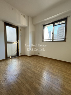 【洋室】 | サウスサイドなにわ筋 | 約5帖の洋室！クローゼットもあります！