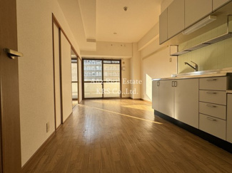 【居間・リビング】 | サウスサイドなにわ筋 | 9帖のリビングでゆったりくつろげます！日当たりいいです！