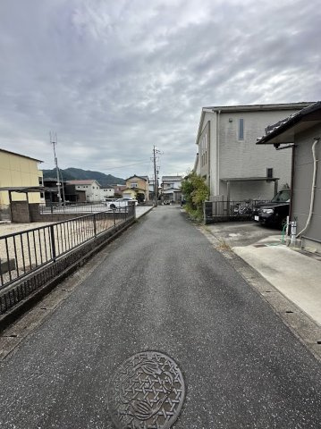 中古住宅　粟野西1丁目の前面道路含む現地写真