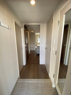 【玄関】 | アーバネックス新町 | 玄関に姿見があり、お出かけ前にファッションチェック♪