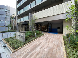 【エントランス】 | アーバネックス新町 | 緑が映えるウッド調のエントランス♪