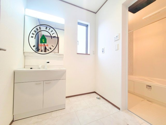 宮崎市永楽町95番　(1号棟)の内観：施工例|ゆとりの洗面スペースで朝の身支度もスムーズに。暮らしを快適に変えるシャワー付洗面台です！