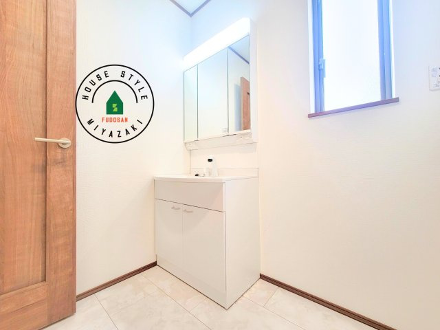 宮崎市永楽町95番　(1号棟)の内観：施工例|毎日使うものだから清潔な空間を保ちたい水回り。洗面にはそんな願いを解消させてくれる収納アイデアが満載です。三面鏡の裏側にはキャビネットが現れ小物から背の高い物まで収納できます。