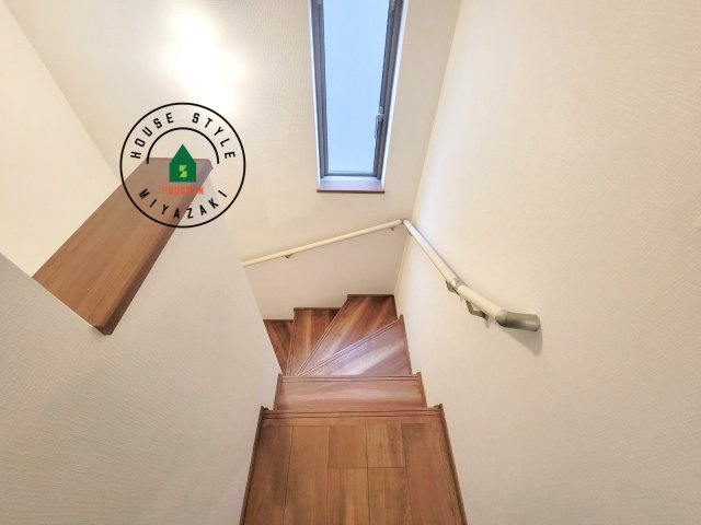 宮崎市永楽町95番　(1号棟)の内観：施工例|＜手すり付階段＞手すりがないと階段の昇り降りで危険なことはもちろん、壁に手をつきながら歩くことで壁紙が汚れやすくなります。すべての方に快適に昇り降りしていただくため、手すりを設置しました。