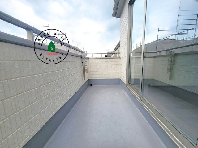 宮崎市永楽町95番　(1号棟)の外観：施工例|風をしっかりと感じられるバルコニーでは、毎日が洗濯日和です。広々としているので洗濯も楽しくなるでしょうし、気分転換にバルコニーからの眺めを楽しむのもいいでしょう。