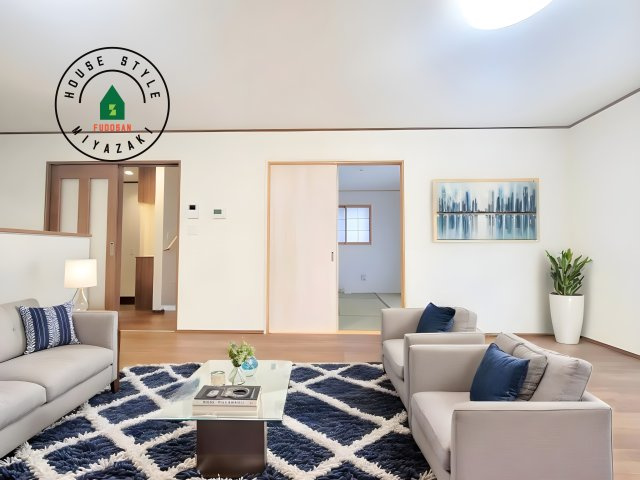 宮崎市永楽町95番　(1号棟)の内観：施工例|明るく開放的なリビングダイニングは豊かな陽光が注ぎ込み、やすらぎの空間を演出してくれます。ご家族で楽しいひとときをお過ごし下さい。※家具はCGを合成したものです。同社仕様