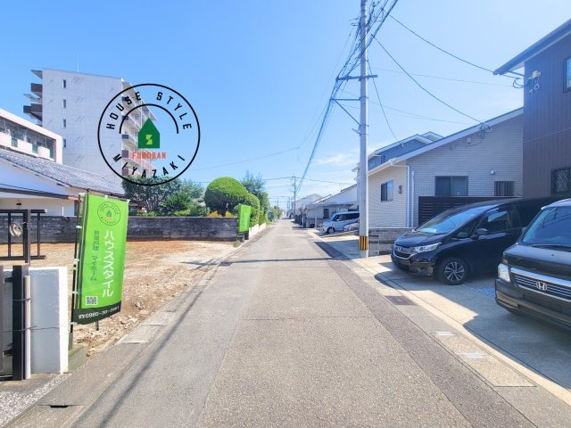宮崎市永楽町95番　(1号棟)の前面道路含む現地写真|前面道路は閑静な住宅地をはしる車通りの少ない道路。お車の出し入れが苦手なママや小さなお子様にも安心ですね。しっかり舗装もされているので、ベビーカーや自転車で通っても快適に通行できます。