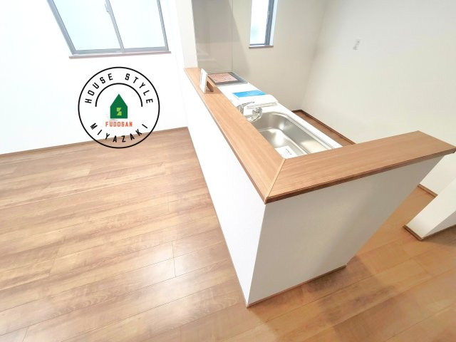 宮崎市永楽町95番　(1号棟)の内観：施工例|会話が弾む場所として居心地の良いリビングです。