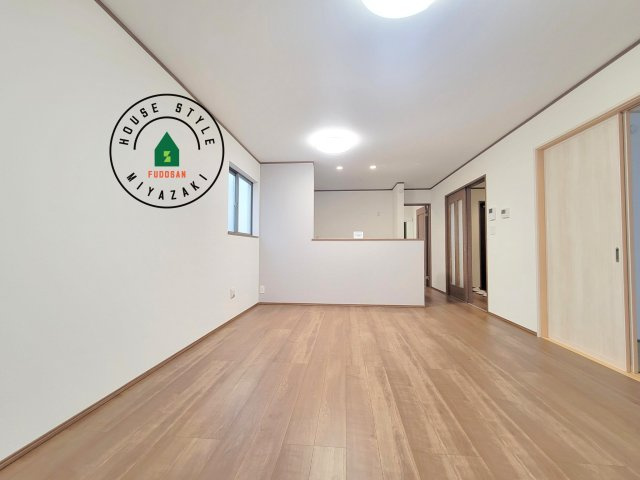 宮崎市永楽町95番　(1号棟)の内観：施工例|キッチンからリビングをしっかり確認できます。家族の笑顔があふれる空間になりそうですね。